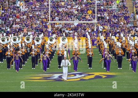 Baton Rouge, LA, USA. 24. September 2022. Die Golden Band der LSU aus Tigerland nimmt vor dem NCAA-Fußballspiel zwischen den New Mexico Lobos und den LSU Tigers im Tiger Stadium in Baton Rouge, LA, das Feld für ihre Vorspielroutine in Anspruch. Jonathan Mailhes/CSM/Alamy Live News Stockfoto