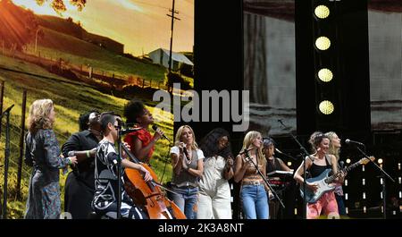 24. September 2022, Raleigh, North Carolina, USA: Der Vorstand von Farm Aid 2022 im Coastal Credit Union Music Park in Raleigh, North Carolina, am 24. September 2022. (Bild: © Jeff Moore/ZUMA Press Wire) Stockfoto