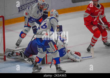 Lausanne, Schweiz. 09.. Mai 2022. Simon Hrubec (Torwart) von ZSC Lions (11) macht einen Stopp während 1. Derby der Saison 2022-2023 beinhaltet Lausanne HC und die ZSC Lions der Schweizer Nationalliga 2022-2023 Saison mit dem Lausanne HC und ZSC Lions. (Foto: Eric Dubost/Pacific Press) Quelle: Pacific Press Media Production Corp./Alamy Live News Stockfoto