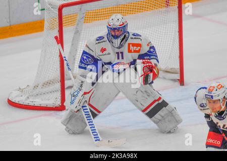 Lausanne, Schweiz. 09.. Mai 2022. Simon Hrubec (Torwart) vom ZSC Lions (11) ist im Einsatz während 1. Derby der Saison 2022-2023 beinhaltet Lausanne HC und die ZSC Lions der Schweizer Nationalliga 2022-2023 Saison mit dem Lausanne HC und ZSC Lions. (Foto: Eric Dubost/Pacific Press) Quelle: Pacific Press Media Production Corp./Alamy Live News Stockfoto