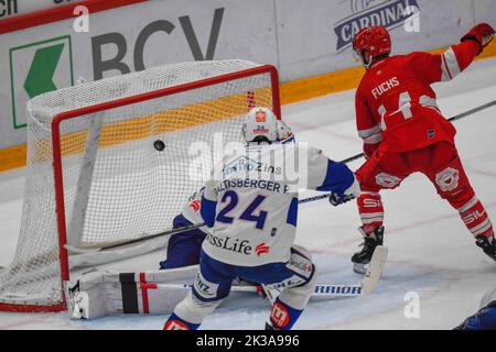 Lausanne, Schweiz. 09.. Mai 2022. Jason Fuchs (Angreifer) vom Lausanne HC (14) erzielt sein erstes Tor und unterstützt von Martin Gernat (Verteidiger) vom Lausanne HC (28) im 1.. Derby der Saison 2022-2023 mit dem Lausanne HC und dem ZSC Lions der Schweizer Nationalliga 2022-2023 mit dem Lausanne HC und dem ZSC Lions. (Foto: Eric Dubost/Pacific Press) Quelle: Pacific Press Media Production Corp./Alamy Live News Stockfoto