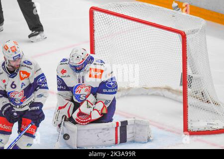 Lausanne, Schweiz. 09.. Mai 2022. Simon Hrubec (Torwart) vom ZSC Lions (11) ist im Einsatz während 1. Derby der Saison 2022-2023 beinhaltet Lausanne HC und die ZSC Lions der Schweizer Nationalliga 2022-2023 Saison mit dem Lausanne HC und ZSC Lions. (Foto: Eric Dubost/Pacific Press) Quelle: Pacific Press Media Production Corp./Alamy Live News Stockfoto