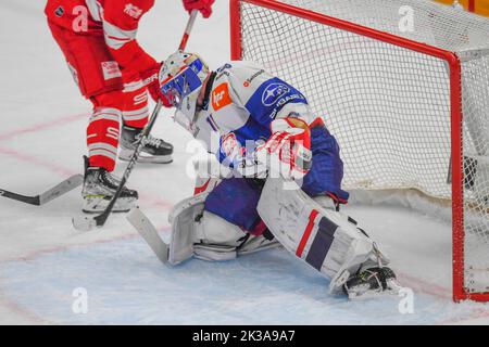 Lausanne, Schweiz. 09.. Mai 2022. Simon Hrubec (Torwart) vom ZSC Lions (11) ist im Einsatz während 1. Derby der Saison 2022-2023 beinhaltet Lausanne HC und die ZSC Lions der Schweizer Nationalliga 2022-2023 Saison mit dem Lausanne HC und ZSC Lions. (Foto: Eric Dubost/Pacific Press) Quelle: Pacific Press Media Production Corp./Alamy Live News Stockfoto