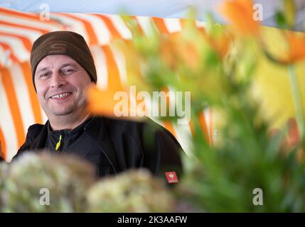 PRODUKTION - 21. September 2022, Hessen, Frankfurt/Main: Florist Marco Büschers steht auf dem Wochenmarkt im Frankfurter Stadtteil Bornheim. Vor dem Hintergrund der steigenden Inflation beobachten zahlreiche Trader eine Veränderung des Kaufverhaltens ihrer Kunden. (To dpa: ''Wochen der Wahrheit kommen gerade': Unsicherheit an den Wochenmärkten') Foto: Boris Roessler/dpa Stockfoto