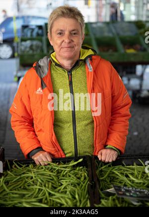 PRODUKTION - 21. September 2022, Hessen, Frankfurt/Main: Die Gemüseverkäuferin Maren Baumbach steht auf dem Wochenmarkt im Frankfurter Stadtteil Bornheim. Vor dem Hintergrund der steigenden Inflation beobachten zahlreiche Trader eine Veränderung des Kaufverhaltens ihrer Kunden. (To dpa: ''Wochen der Wahrheit kommen gerade': Unsicherheit an den Wochenmärkten') Foto: Boris Roessler/dpa Stockfoto