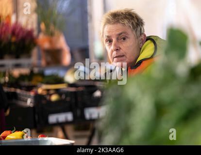 PRODUKTION - 21. September 2022, Hessen, Frankfurt/Main: Die Gemüseverkäuferin Maren Baumbach steht auf dem Wochenmarkt im Frankfurter Stadtteil Bornheim. Vor dem Hintergrund der steigenden Inflation beobachten zahlreiche Trader eine Veränderung des Kaufverhaltens ihrer Kunden. (To dpa: ''Wochen der Wahrheit kommen gerade': Unsicherheit an den Wochenmärkten') Foto: Boris Roessler/dpa Stockfoto