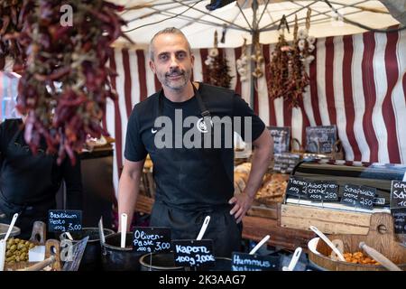 PRODUKTION - 21. September 2022, Hessen, Frankfurt/Main: Der Feinkosthändler Sebastian Krumm steht auf dem Wochenmarkt im Frankfurter Stadtteil Bornheim. Vor dem Hintergrund der steigenden Inflation beobachten zahlreiche Trader eine Veränderung des Kaufverhaltens ihrer Kunden. (To dpa: ''Wochen der Wahrheit kommen gerade': Unsicherheit an den Wochenmärkten') Foto: Boris Roessler/dpa Stockfoto