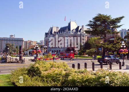 Eine malerische Aussicht auf das Fairmont Empress Hotel entlang der Government Street, Victoria, British Columbia, Kanada, einer National Historic Site von Kanada Stockfoto