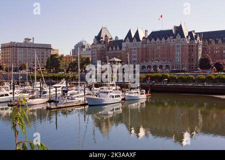 Eine malerische Aussicht auf das Fairmont Empress Hotel entlang der Government Street, Victoria, British Columbia, Kanada, mit dem inneren Hafen im Vordergrund. Stockfoto