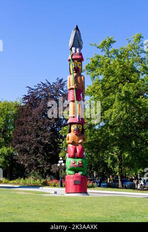 Der Knowledge Totem Pole, geschnitzt von Cicero August, außerhalb der Parlamentsgebäude von British Columbia in Victoria, British Columbia, Kanada Stockfoto