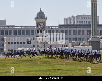 Polizei auf Kamel in traditioneller Kleidung in Doha, Katar. Doha hat eine einzigartige Polizeieinheit, die traditionelle arabische Kostüme trägt. Stockfoto