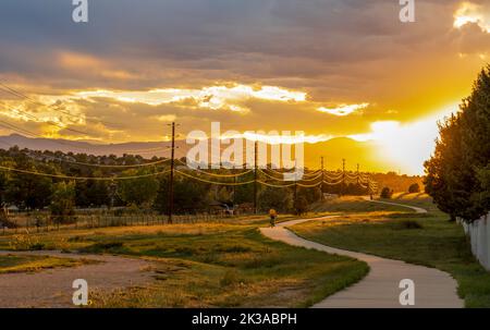 Colorado Living. Centennial, Colorado - Denver Metro Gegend Wohn Fall Sonnenuntergang Sky View Stockfoto