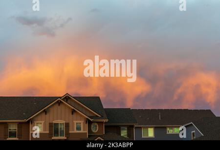 Colorado Living. Centennial, Colorado - Denver Metro Gegend Wohn Fall Sonnenuntergang Sky View Stockfoto