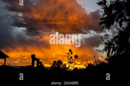 Colorado Living. Centennial, Colorado - Denver Metro Gegend Wohn Fall Sonnenuntergang Sky View Stockfoto