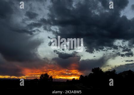 Colorado Living. Centennial, Colorado - Denver Metro Gegend Wohn Fall Sonnenuntergang Sky View Stockfoto