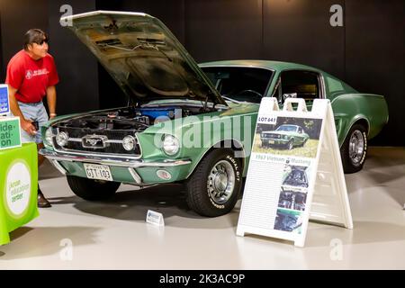 Ein grüner 1967 Ford Mustang T5 Fastback, oder 'Vietnam Mustang', auf der Worldwide Auctioneers 2022 Auburn Auction in Auburn, Indiana, USA. Stockfoto