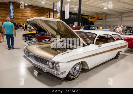 Ein weißer Chevrolet Impala Kombi-Restomod 1961 auf der Worldwide Auctioneers 2022 Auburn Auction in Auburn, Indiana, USA. Stockfoto