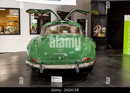 Ein grünes 1955 Mercedes-Benz 300SL Flügeltürer-Coupé auf der Worldwide Auctioneers Auburn Auction in Auburn, Indiana, USA Stockfoto