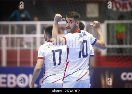 Buenos Aires, Argentinien. 25. September 2022. Julian Caamano (R) aus San Lorenzo de Argentina feiert sein Tor während des Spiels zwischen San Lorenzo (ARG) und der Universidad de Chile (CHI) als Teil von Libertadores Futsal 2022 Gruppe A in der Befol Arena.(Endstand: San Lorenzo (ARG) 3 - 1 Universidad de Chile (CHI) Kredit: SOPA Images Limited/Alamy Live News Stockfoto