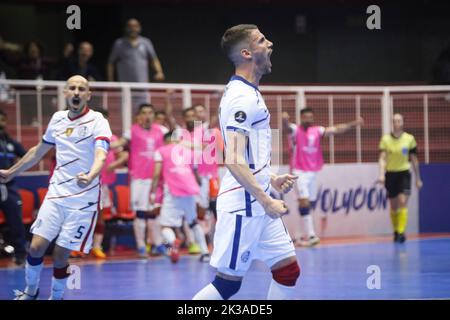 Buenos Aires, Argentinien. 25. September 2022. Julian Caamano (R) aus San Lorenzo de Argentina feiert sein Tor während des Spiels zwischen San Lorenzo (ARG) und der Universidad de Chile (CHI) als Teil von Libertadores Futsal 2022 Gruppe A in der Befol Arena.(Endstand: San Lorenzo (ARG) 3 - 1 Universidad de Chile (CHI) Kredit: SOPA Images Limited/Alamy Live News Stockfoto