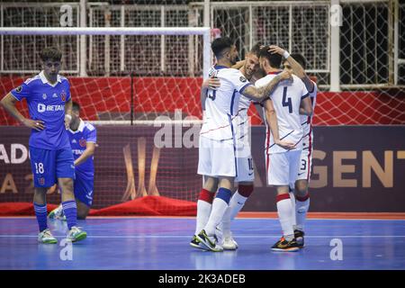 Buenos Aires, Argentinien. 25. September 2022. Julian Caamano (Platz 10) aus San Lorenzo de Argentina und seine Teamkollegen feiern im Spiel zwischen San Lorenzo (ARG) und der Universidad de Chile (CHI) ein Tor im Rahmen des Libertadores Futsal 2022 Gruppe A in der Befol Arena.(Endstand: San Lorenzo (ARG) 3 - 1 Universidad de Chile (CHI) Kredit: SOPA Images Limited/Alamy Live News Stockfoto