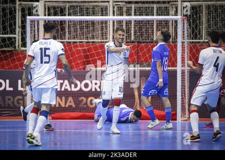 Buenos Aires, Argentinien. 25. September 2022. Julian Caamano (C) aus San Lorenzo de Argentina feiert sein Tor während des Spiels zwischen San Lorenzo (ARG) und der Universidad de Chile (CHI) als Teil von Libertadores Futsal 2022 Gruppe A in der Befol Arena.(Endstand: San Lorenzo (ARG) 3 - 1 Universidad de Chile (CHI) Kredit: SOPA Images Limited/Alamy Live News Stockfoto