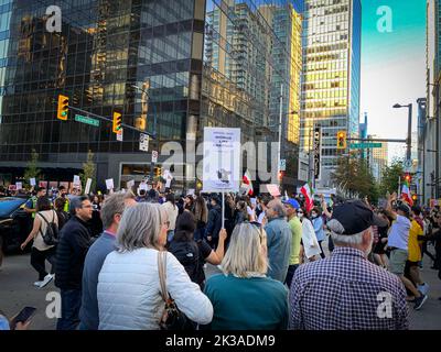 Vancouver, KANADA - Sep 25 2022 : Tausende von Menschen versammeln sich in der Innenstadt von Vancouver, um die iranische Protestbewegung zu unterstützen Stockfoto