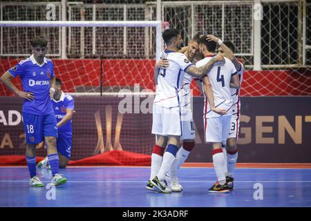 Buenos Aires, Argentinien. 25. September 2022. Julian Caamano (Platz 10) von San Lorenzo de Argentina und seine Teamkollegen feiern im Spiel zwischen San Lorenzo (ARG) und der Universidad de Chile (CHI) ein Tor im Rahmen des Libertadores Futsal 2022 Gruppe A in der Befol Arena.(Endstand: San Lorenzo (ARG) 3 - 1 Universidad de Chile (CHI) (Foto: Roberto Tuero/SOPA Images/Sipa USA) Quelle: SIPA USA/Alamy Live News Stockfoto