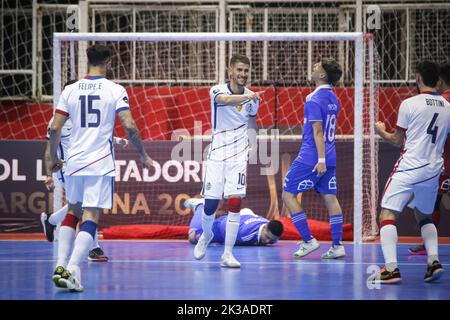 Buenos Aires, Argentinien. 25. September 2022. Julian Caamano (C) aus San Lorenzo de Argentina feiert sein Tor im Spiel zwischen San Lorenzo (ARG) und der Universidad de Chile (CHI) als Teil von Libertadores Futsal 2022 Gruppe A in der Befol Arena.(Endstand: San Lorenzo (ARG) 3 - 1 Universidad de Chile (CHI) (Foto: Roberto Tuero/SOPA Images/Sipa USA) Quelle: SIPA USA/Alamy Live News Stockfoto
