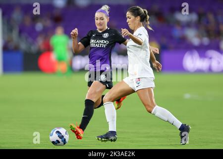 25. September 2022: Orlando Pride-Verteidigerin MEGAN MONTEFUSCO (5) tritt beim NWSL-Fußballspiel Orlando Pride gegen San Diego Wave FC-Stürmer KATIE JOHNSON (33) am 25. September 2022 im Exploria Stadium in Orlando, FL, um den Ball gegen den FC San Diego Wave an. (Bild: © Cory Knowlton/ZUMA Press Wire) Stockfoto