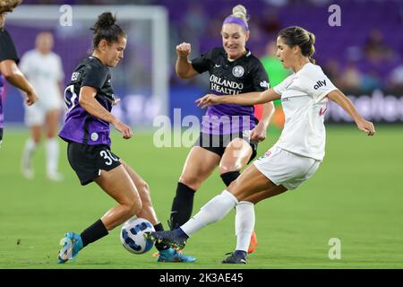 25. September 2022: KATIE JOHNSON (33) des San Diego Wave FC tritt beim NWSL-Fußballspiel Orlando Pride gegen San Diego Wave FC am 25. September 2022 im Exploria Stadium in Orlando, FL, um den Ball gegen die Orlando Pride-Mittelfeldspielerin THAIS REISS (30) und die Orlando Pride-Verteidigerin MEGAN MONTEFUSCO (5) an. (Bild: © Cory Knowlton/ZUMA Press Wire) Stockfoto