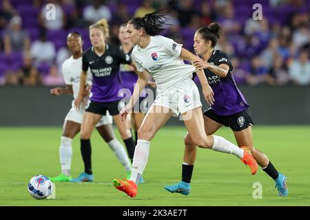 25. September 2022: Der Mittelfeldspieler DES San Diego Wave FC TAYLOR KORNIECK (22) fährt den Ball während des NWSL-Fußballmatches Orlando Pride gegen San Diego Wave FC am 25. September 2022 im Exploria Stadium in Orlando, FL. (Bild: © Cory Knowlton/ZUMA Press Wire) Stockfoto