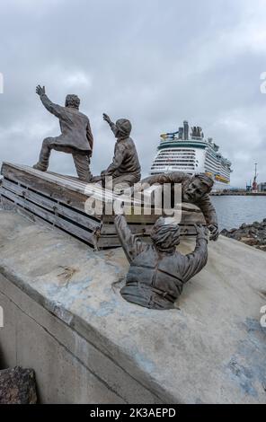 Dieses 2016 enthüllte Denkmal im Hafen von Sydney, wo viele Konvois inszeniert wurden, ehrt diejenigen, die mutig lebenswichtige Kriegsvorräte transportiert haben Stockfoto