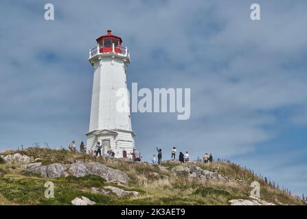 Touristen besuchen den historischen Leuchtturm von Louisbourg auf Cape Breton Island, Nova Scotia. Stockfoto