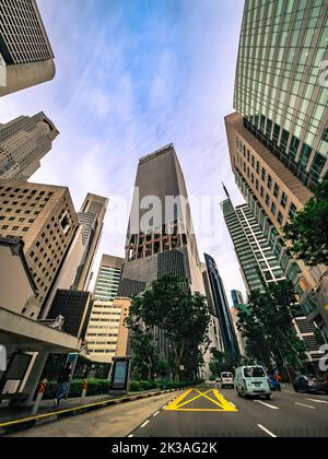 Sehen Sie sich neben anderen Gebäuden im Geschäfts- und Finanzviertel von Singapur auch CapitaSpring an. Stockfoto