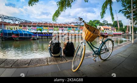 Malerische Aussicht auf Clarke Quay vom Flussufer des Clarke Quay Central während der Blauen Stunde. Stockfoto