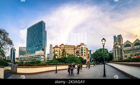 Malerischer Blick auf Clarke Quay Central und Clarke Quay bei Sonnenuntergang. Stockfoto