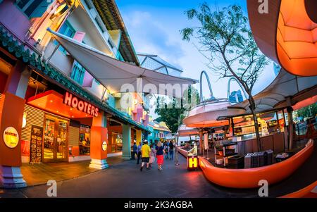 Blick auf die Straße auf den beleuchteten Clarke Quay im historischen Quay am Flussufer, berühmt für Nachtclubs und Nachtleben. Stockfoto