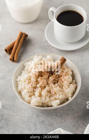 Skandinavischer Reisbrei in einer Schüssel mit Zimt. Gesundes Frühstück. Stockfoto