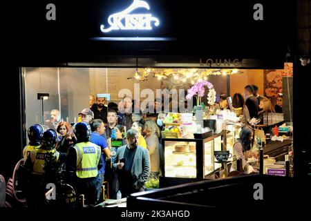 London, Großbritannien. 25.. September 2022. Hunderte britisch-iranischer Personen setzten ihren Protest fort, nachdem eine 22-jährige kurdische Frau Mahsa Amini, die von der Moralpolizei des Landes festgenommen wurde, weil sie ihren Hijab falsch trug, in Haft starb. Eine vor der iranischen Botschaft begonnene Demonstration zog ins Islamische Zentrum Englands, das vom britischen Vertreter von Ayotollah Khamenei geleitet wird. Die Bereitschaftspolizei wurde eingezogen, um die Menge nach Ausbruch der Unruhen zu zerstreuen. Kredit: Elfte Stunde Fotografie/Alamy Live Nachrichten Stockfoto