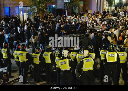 London, Großbritannien. 25.. September 2022. Hunderte britisch-iranischer Personen setzten ihren Protest fort, nachdem eine 22-jährige kurdische Frau Mahsa Amini, die von der Moralpolizei des Landes festgenommen wurde, weil sie ihren Hijab falsch trug, in Haft starb. Eine vor der iranischen Botschaft begonnene Demonstration zog ins Islamische Zentrum Englands, das vom britischen Vertreter von Ayotollah Khamenei geleitet wird. Die Bereitschaftspolizei wurde eingezogen, um die Menge nach Ausbruch der Unruhen zu zerstreuen. Kredit: Elfte Stunde Fotografie/Alamy Live Nachrichten Stockfoto