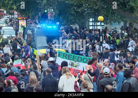 London, Großbritannien. 25.. September 2022. Hunderte britisch-iranischer Personen setzten ihren Protest fort, nachdem eine 22-jährige kurdische Frau Mahsa Amini, die von der Moralpolizei des Landes festgenommen wurde, weil sie ihren Hijab falsch trug, in Haft starb. Eine vor der iranischen Botschaft begonnene Demonstration zog ins Islamische Zentrum Englands, das vom britischen Vertreter von Ayotollah Khamenei geleitet wird. Die Bereitschaftspolizei wurde eingezogen, um die Menge nach Ausbruch der Unruhen zu zerstreuen. Kredit: Elfte Stunde Fotografie/Alamy Live Nachrichten Stockfoto