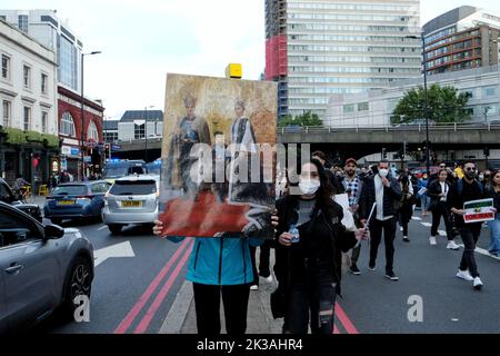 London, Großbritannien. 25.. September 2022. Ein Protestler zeigt ein Porträt der ehemaligen iranischen Königsfamilie, als Hunderte britisch-iranischer Demonstranten ihren Protest fortsetzten, nachdem eine 22-jährige kurdische Frau Mahsa Amini, die von der Moralpolizei des Landes festgenommen wurde, weil sie ihren Hijab falsch trug, in Haft starb. Eine vor der iranischen Botschaft begonnene Demonstration zog ins Islamische Zentrum Englands, das vom britischen Vertreter von Ayotollah Khamenei geleitet wird. Die Bereitschaftspolizei wurde eingezogen, um die Menge nach Ausbruch der Unruhen zu zerstreuen. Kredit: Elfte Stunde Fotografie/Alamy Live Nachrichten Stockfoto