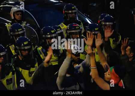 London, Großbritannien. 25.. September 2022. Hunderte britisch-iranischer Personen setzten ihren Protest fort, nachdem eine 22-jährige kurdische Frau Mahsa Amini, die von der Moralpolizei des Landes festgenommen wurde, weil sie ihren Hijab falsch trug, in Haft starb. Eine vor der iranischen Botschaft begonnene Demonstration zog ins Islamische Zentrum Englands, das vom britischen Vertreter von Ayotollah Khamenei geleitet wird. Die Bereitschaftspolizei wurde eingezogen, um die Menge nach Ausbruch der Unruhen zu zerstreuen. Kredit: Elfte Stunde Fotografie/Alamy Live Nachrichten Stockfoto