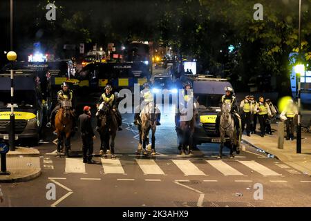 London, Großbritannien. 25.. September 2022. Hunderte britisch-iranischer Personen setzten ihren Protest fort, nachdem eine 22-jährige kurdische Frau Mahsa Amini, die von der Moralpolizei des Landes festgenommen wurde, weil sie ihren Hijab falsch trug, in Haft starb. Eine vor der iranischen Botschaft begonnene Demonstration zog ins Islamische Zentrum Englands, das vom britischen Vertreter von Ayotollah Khamenei geleitet wird. Die Bereitschaftspolizei wurde eingezogen, um die Menge nach Ausbruch der Unruhen zu zerstreuen. Kredit: Elfte Stunde Fotografie/Alamy Live Nachrichten Stockfoto