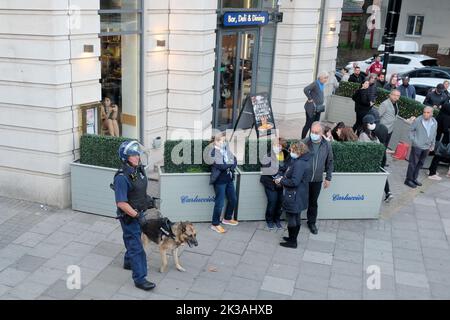 London, Großbritannien. 25.. September 2022. Ein Polizeihund wird eingesetzt, als Hunderte britisch-iranischer Demonstranten ihren Protest gegen das herrschende Regime im Iran und den Tod von Mahsa Amini fortsetzten - einer 22-jährigen, die von der Moralpolizei des Landes festgenommen wurde, weil sie ihren Hijab falsch trug. Eine vor der iranischen Botschaft begonnene Demonstration zog ins Islamische Zentrum Englands, das vom britischen Vertreter von Ayotollah Khamenei geleitet wird. Die Bereitschaftspolizei wurde eingezogen, um die Menge nach Ausbruch der Unruhen zu zerstreuen. Kredit: Elfte Stunde Fotografie/Alamy Live Nachrichten Stockfoto