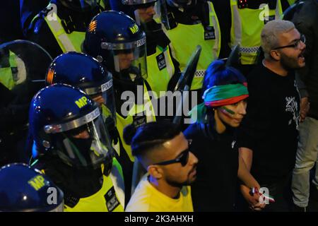 London, Großbritannien. 25.. September 2022. Hunderte britisch-iranischer Personen setzten ihren Protest fort, nachdem eine 22-jährige kurdische Frau Mahsa Amini, die von der Moralpolizei des Landes festgenommen wurde, weil sie ihren Hijab falsch trug, in Haft starb. Eine vor der iranischen Botschaft begonnene Demonstration zog ins Islamische Zentrum Englands, das vom britischen Vertreter von Ayotollah Khamenei geleitet wird. Die Bereitschaftspolizei wurde eingezogen, um die Menge nach Ausbruch der Unruhen zu zerstreuen. Kredit: Elfte Stunde Fotografie/Alamy Live Nachrichten Stockfoto