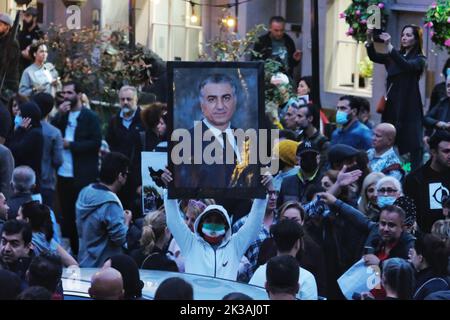 London, Großbritannien. 25.. September 2022. Ein Mann hält ein Porträt des Schahs des Iran hoch. Hunderte britisch-iranischer Personen setzten ihren Protest fort, nachdem eine 22-jährige kurdische Frau Mahsa Amini, die von der Moralpolizei des Landes festgenommen wurde, weil sie ihren Hijab falsch trug, in Haft starb. Eine vor der iranischen Botschaft begonnene Demonstration zog ins Islamische Zentrum Englands, das vom britischen Vertreter von Ayotollah Khamenei geleitet wird. Die Bereitschaftspolizei wurde eingezogen, um die Menge nach Ausbruch der Unruhen zu zerstreuen. Kredit: Elfte Stunde Fotografie/Alamy Live Nachrichten Stockfoto