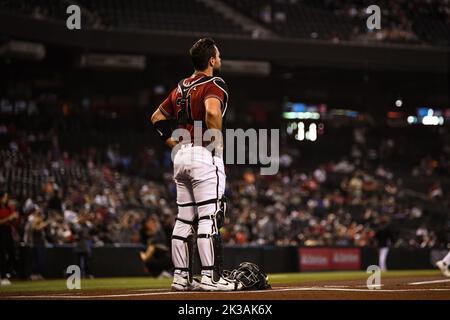 Arizona Diamondbacks Catcher Cooper Hummel (21) steht während der Nationalhymne vor einem MLB-Baseballspiel gegen den San Francisco auf der Heimplatte Stockfoto