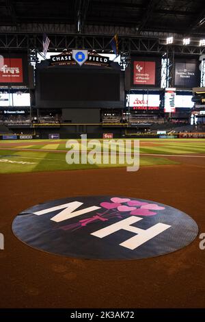 Arizona Diamondbacks ehrt Nicole Hazen, Ehefrau von Diamondbacks General Manager, mit einem speziell gestalteten Kreis an Deck während eines MLB-Baseballspiels A Stockfoto